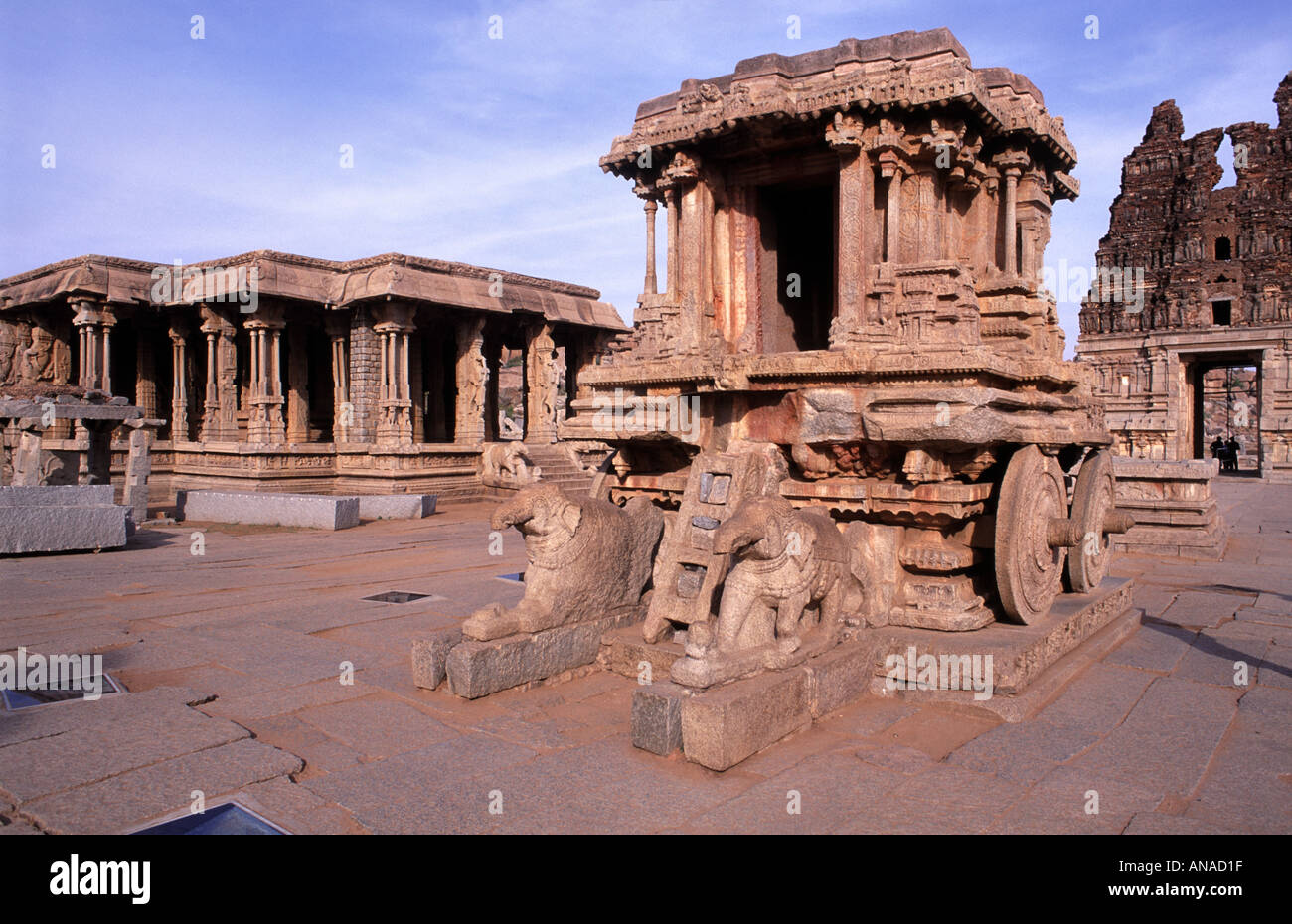 Char à la pierre Vijaya Vittala temple à Hampi ancienne dans l'état du Karnataka en Inde du sud Banque D'Images