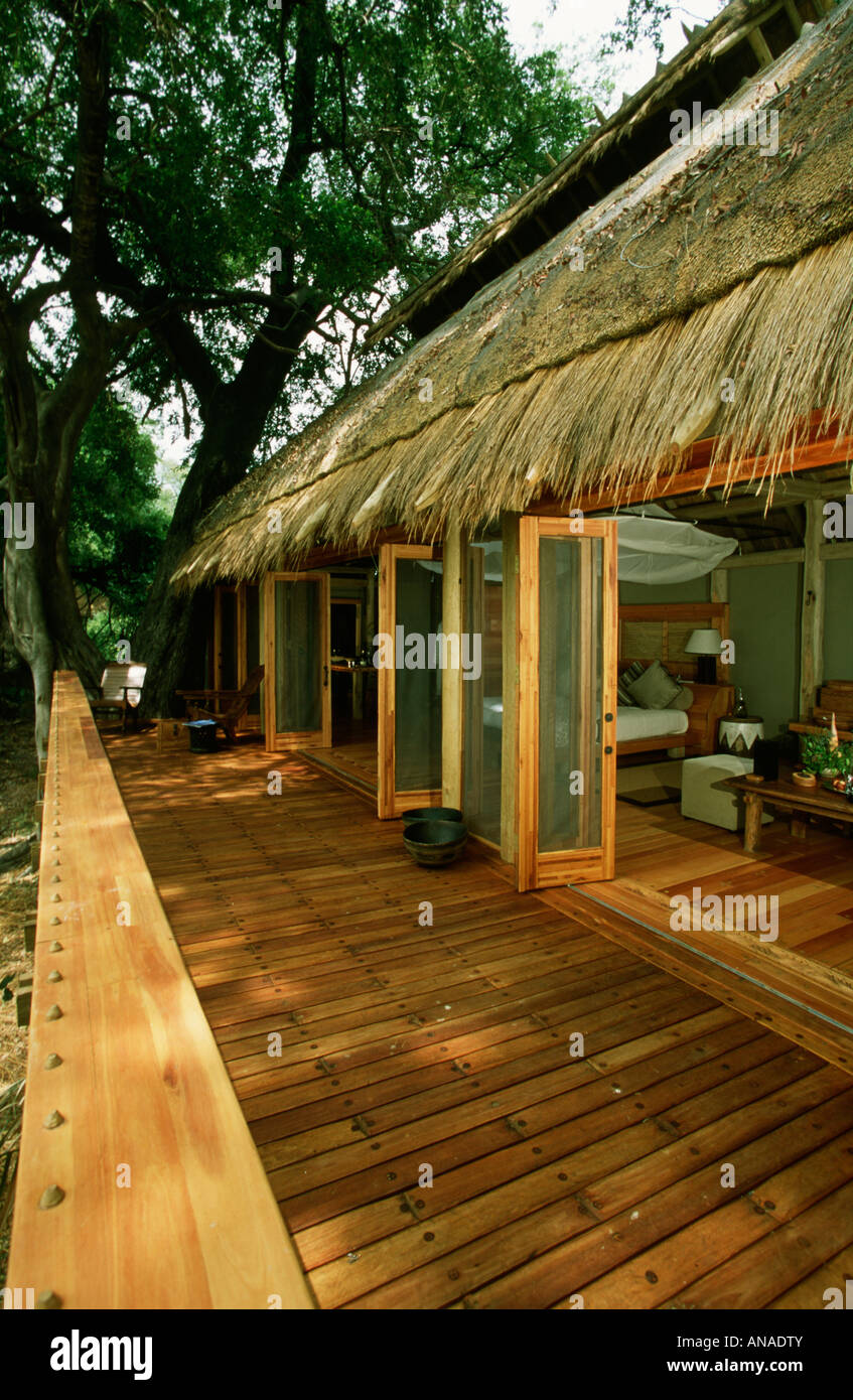 Jao camp, Safari Aventure Ngamiland montrant la terrasse en bois avec portes coulissantes en bois menant à une chambre spacieuse Banque D'Images