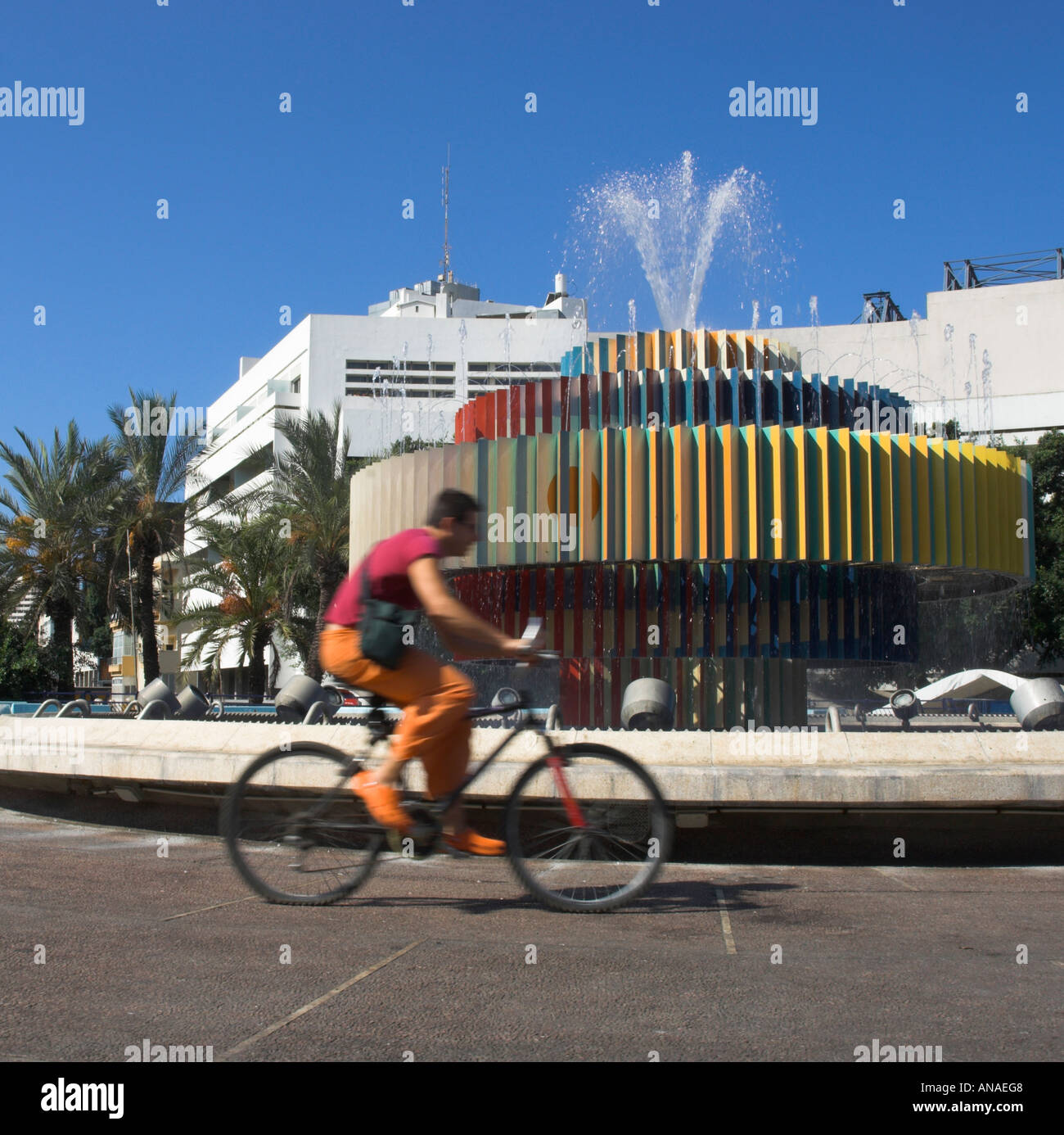 Israël Tel aviv Dizengoff squarre Dizengof street cycliste brouillée dans frgd avec Yaaqov Agam fontaine et Bauha original rénové Banque D'Images