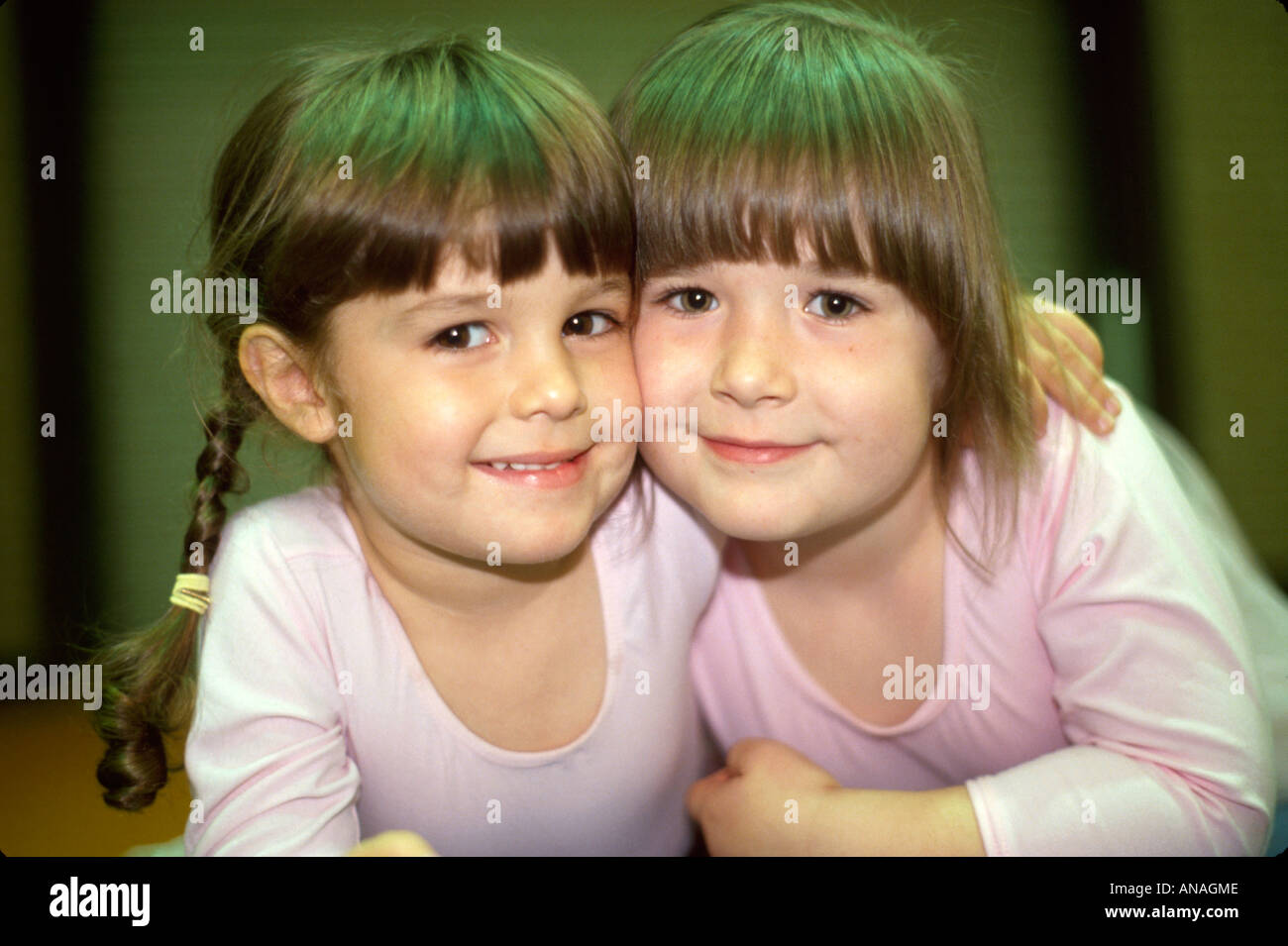 Alabama Baldwin County,Stapleton,filles,classe de danse,pré-école,campus,cousins,enfant,enfants,hug hugs embrassant,sourire,sourire,sourire,les visiteurs voyagent t Banque D'Images