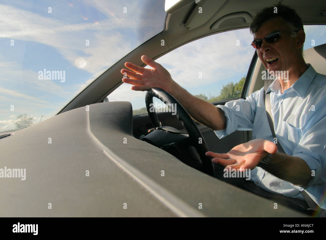 Driver sitting in car à la voiture de l'intérieur prises exaspéré Banque D'Images