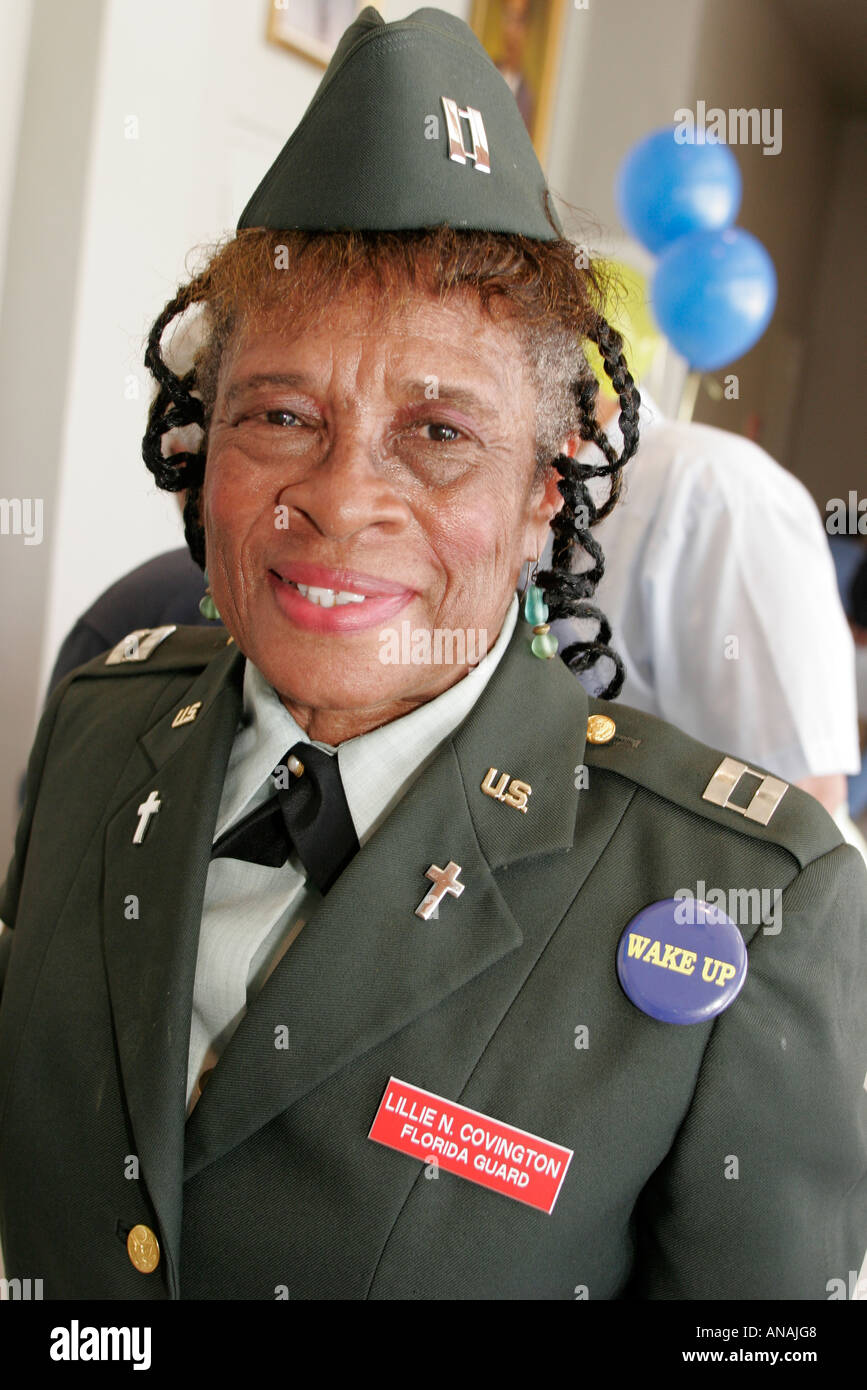 Miami Florida,Booker T. Washington High School,campus,atelier communautaire de reconstruction,Black senior seniors citoyens,femme femme femme,National Gua Banque D'Images