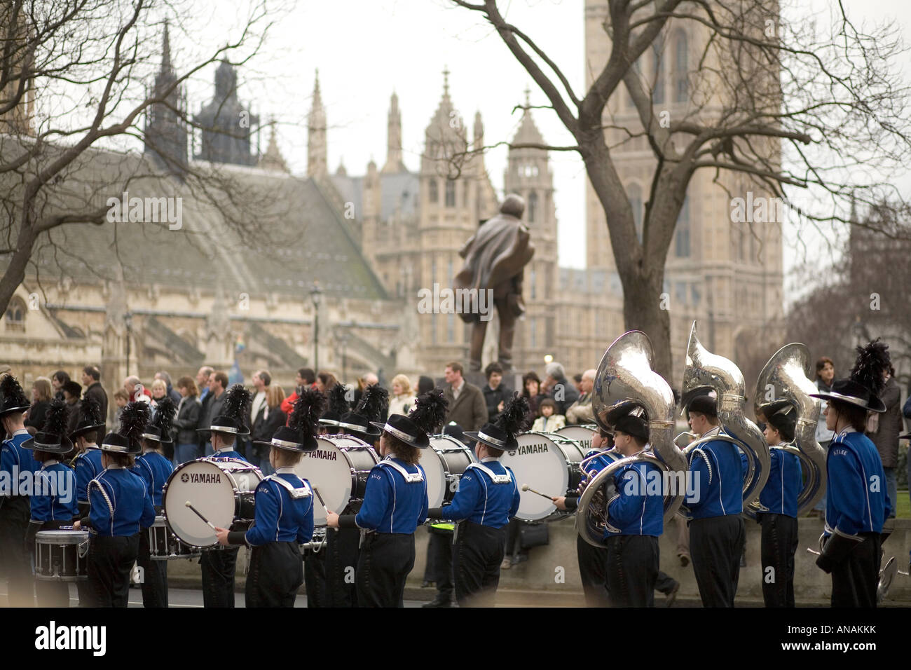 Un marching brass band en place du Parlement avec les spectateurs et les chambres du Parlement dans l'arrière-plan Londres Banque D'Images