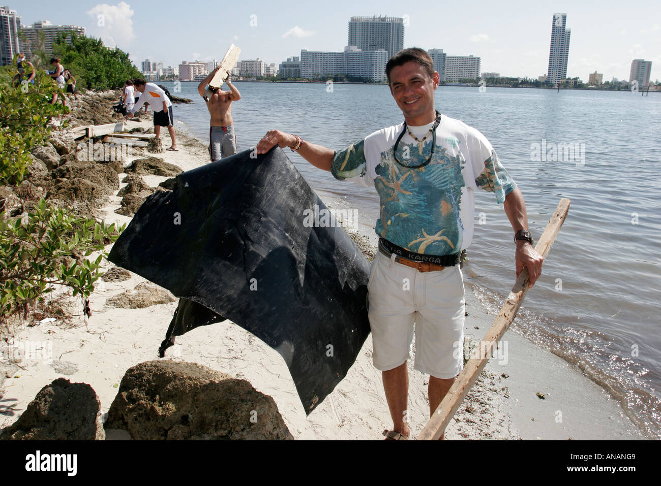 Miami Beach Florida,Biscayne Bay Water,Monument Island,Coastal Cleanup Day,bénévoles communautaires bénévoles travailleurs bénévoles, thé Banque D'Images