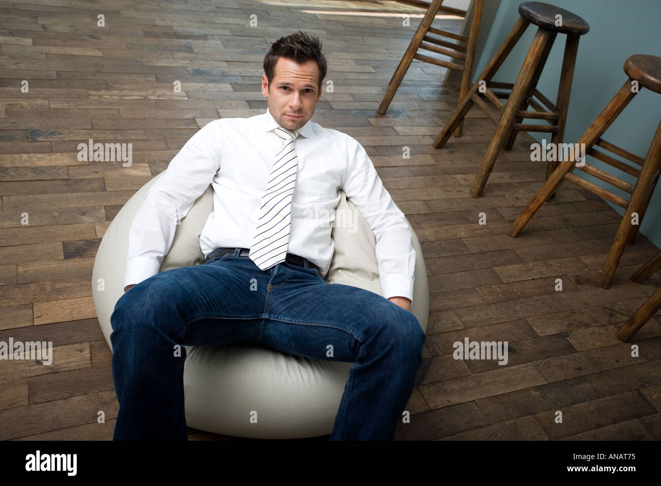 Jeune homme en chemise et cravate assis sur bean bag en bar à ambiance  Photo Stock - Alamy