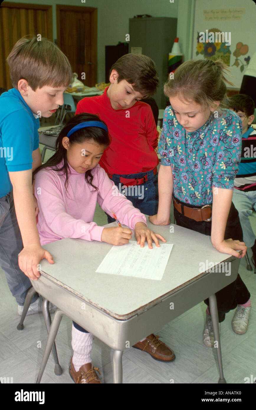 New Jersey,Westwood,classe,instruction,éducation,étudiants éducation élève élèves,asiatique fille,filles,enfant,écriture,bureau,affectation,projet,écriture Banque D'Images