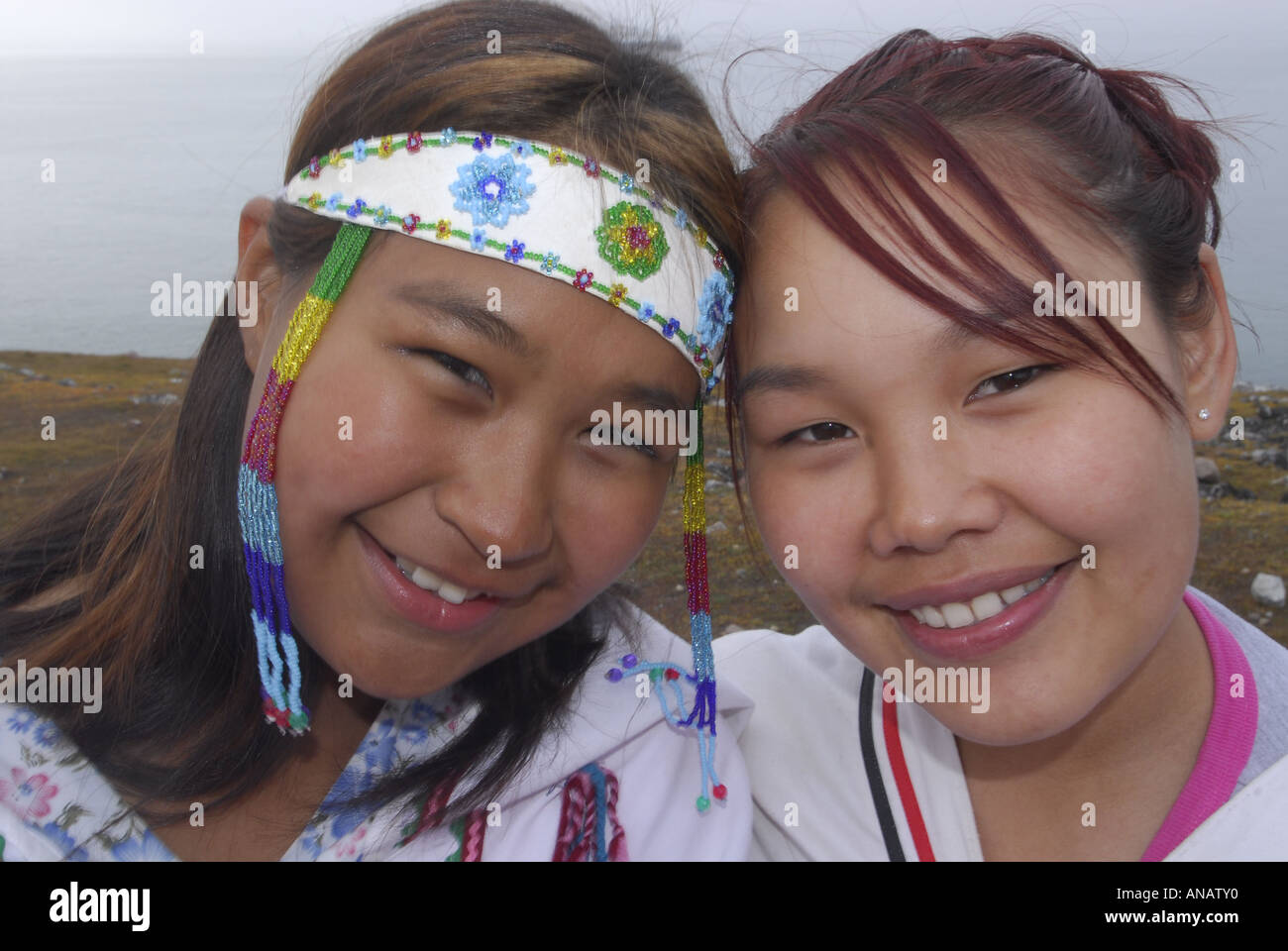 Les adolescents inuits parution modèle chants portant leurs vêtements traditionnels M. Pond Inlet, île de Baffin, l'Extrême-Arctique canadien touristiques éloignées isolées brouillard randonnée rock rockly langue les bottes habillées de folklore local Banque D'Images