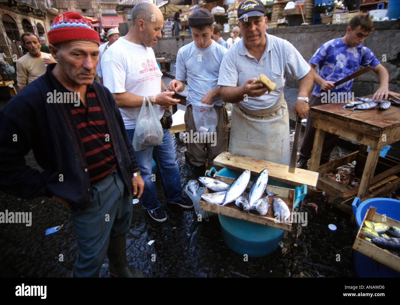 Les vendeurs de poisson à marchander, marché aux poissons Catane Sicile Banque D'Images