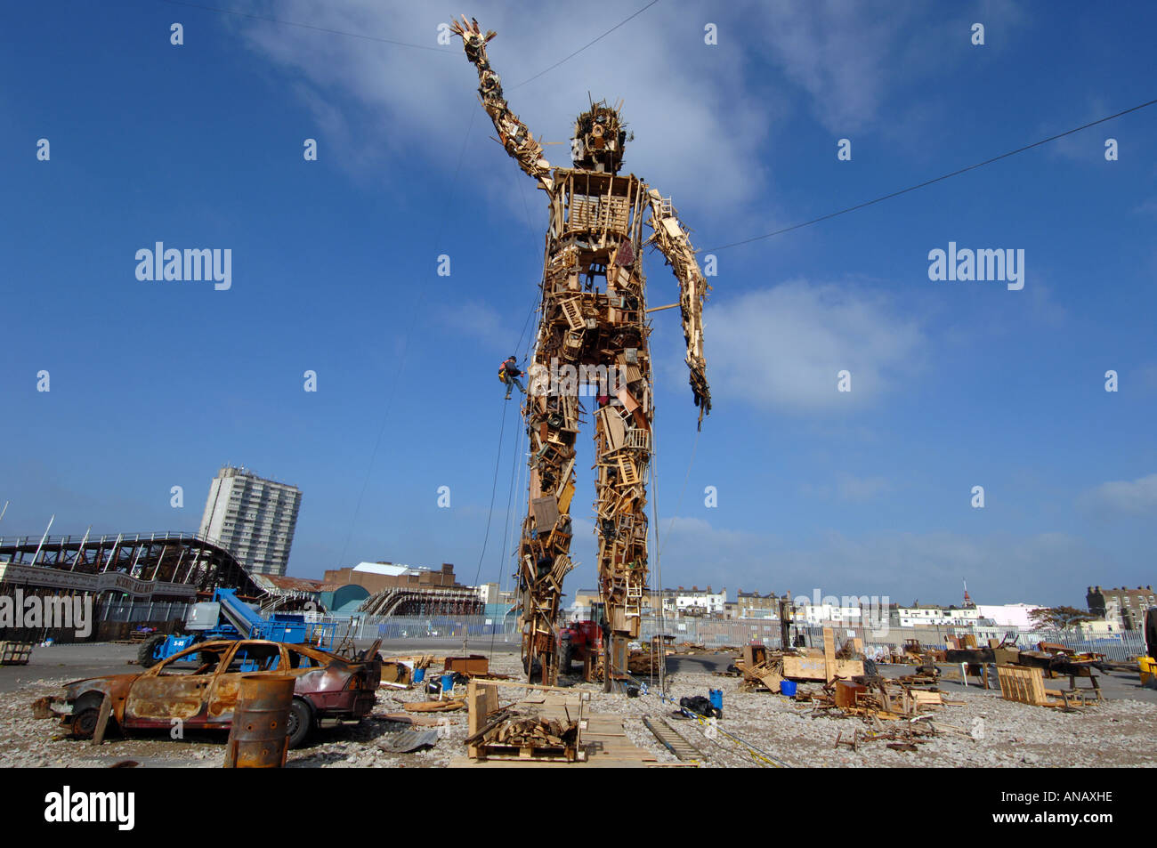 L'Wastemen, 75m de haut sculpture géante entièrement fait de déchets par le sculpteur Antony Gormley Banque D'Images