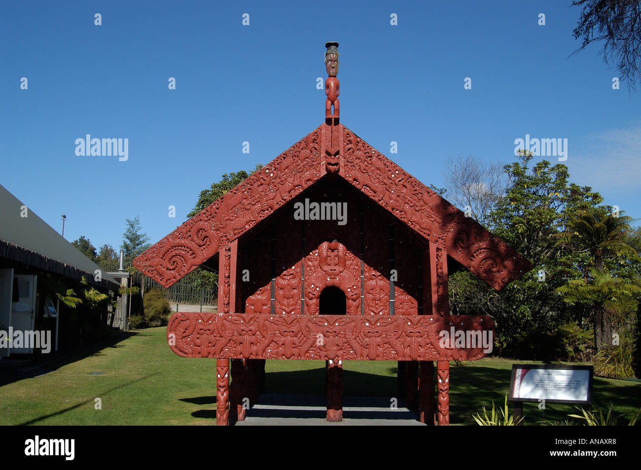 Les sculptures sur bois sur le stockage de nourriture, un village maori, whakararewa, Rotorua, île du nord, Nouvelle-Zélande Banque D'Images