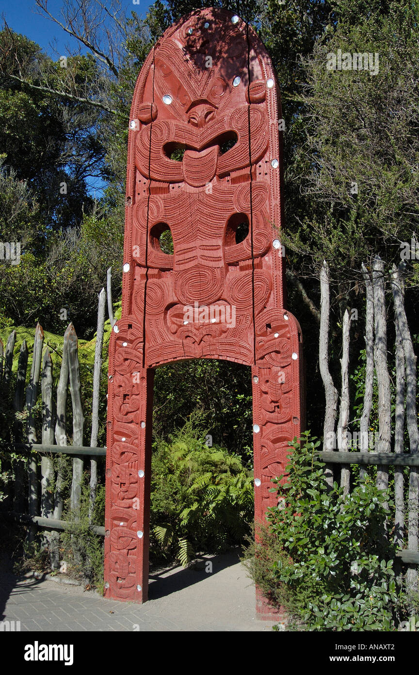 Entrée avec des sculptures en bois, village maori, whakararewa, Rotorua, île du nord, Nouvelle-Zélande Banque D'Images