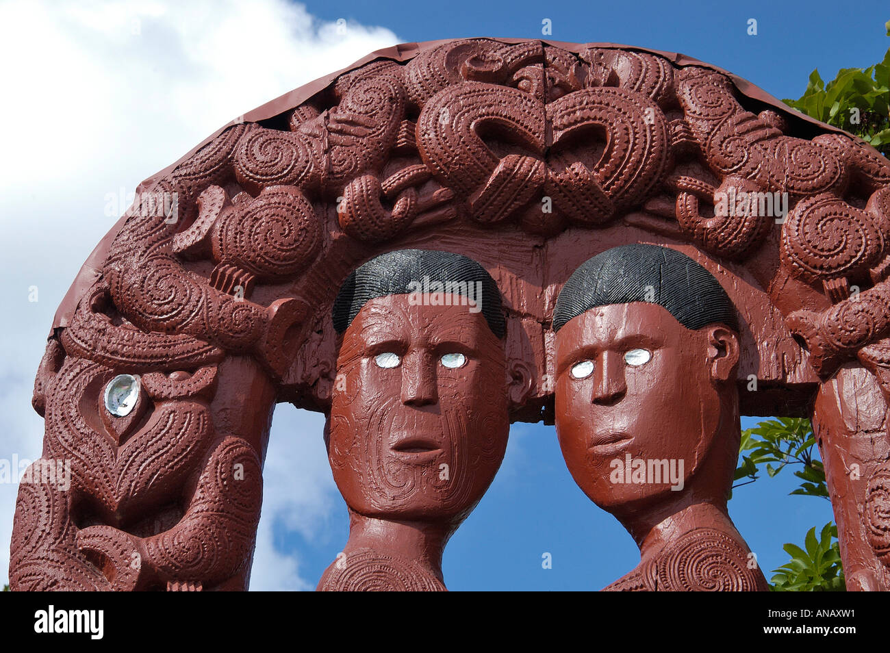 Entrée avec des sculptures en bois, village maori, whakararewa, Rotorua, île du nord, Nouvelle-Zélande Banque D'Images
