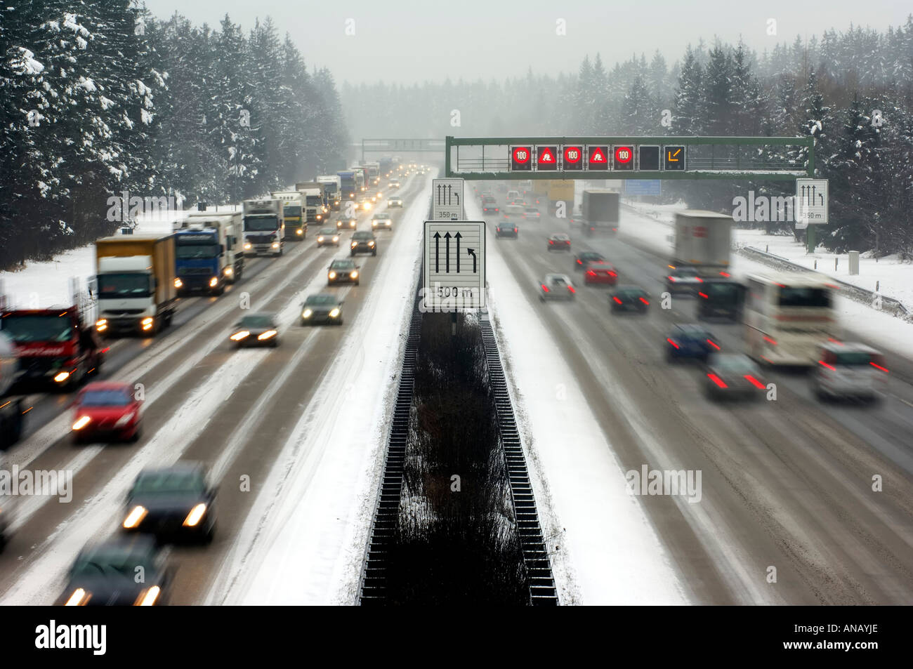 Autoroute à l'hiver de la route, embouteillage sur l'autoroute Banque D'Images