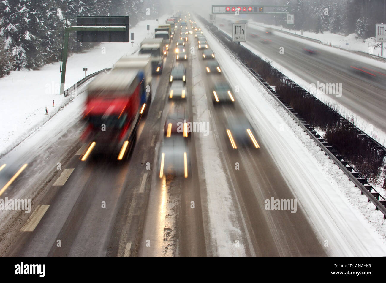 Autoroute à l'hiver de la route, embouteillage sur l'autoroute Banque D'Images