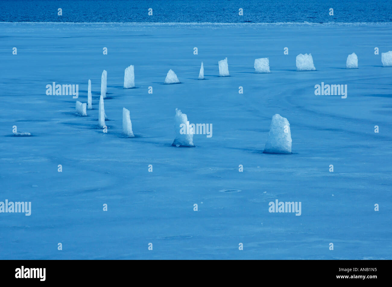 La glace dans l'eau à un lac pour la sécurité des ponts d'atterrissage Banque D'Images