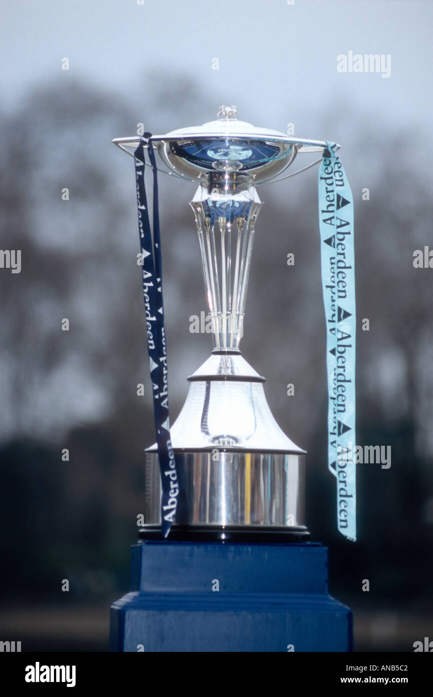 Le trophée présenté à la 150e Oxford et Cambridge Boat Race Putney à Mortlake près de London England UK Banque D'Images