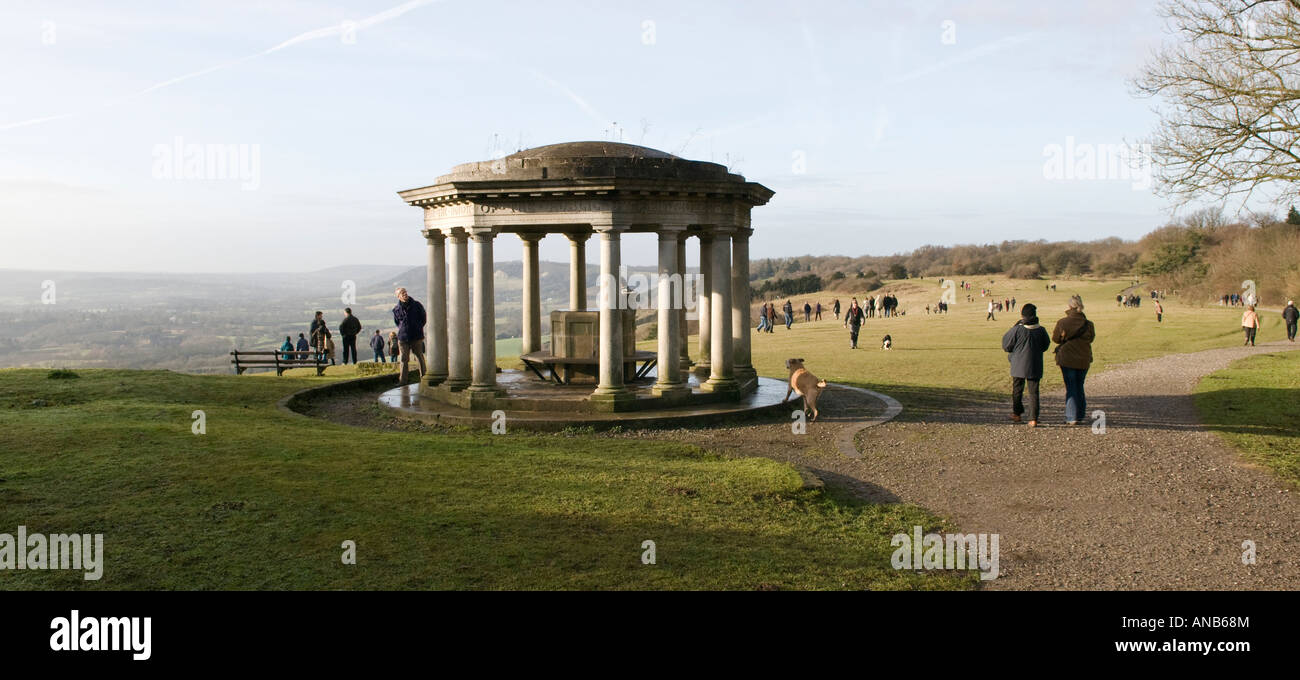 Mère-fille et le chien le lendemain à pied par Inglis Pavillon commémoratif, sur North Downs Way, Reigate, Surrey Banque D'Images