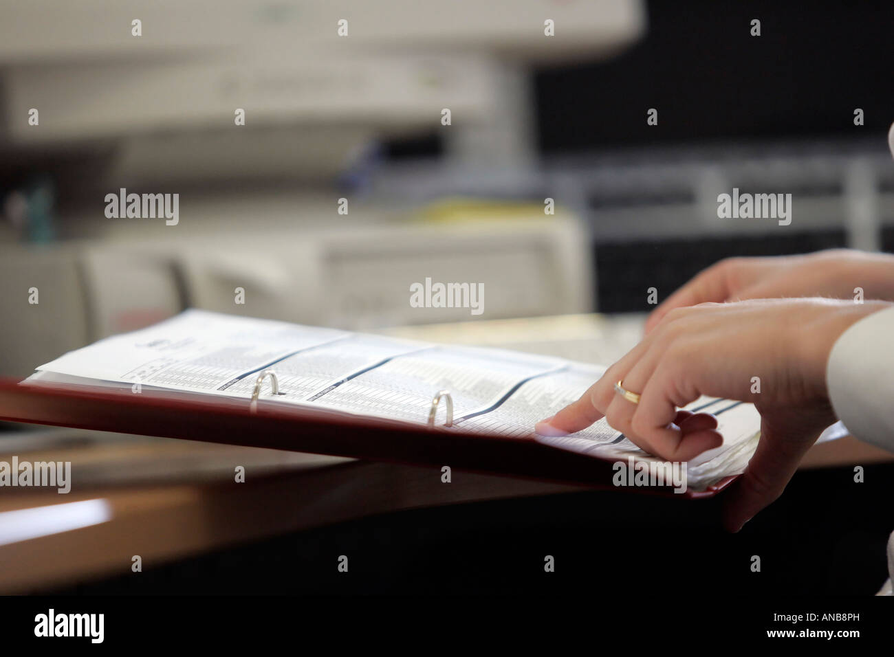 CLOSE-UP D'UN EMPLOYÉ DE BUREAU SUR LES MAINS Un classeur fichier. Banque D'Images