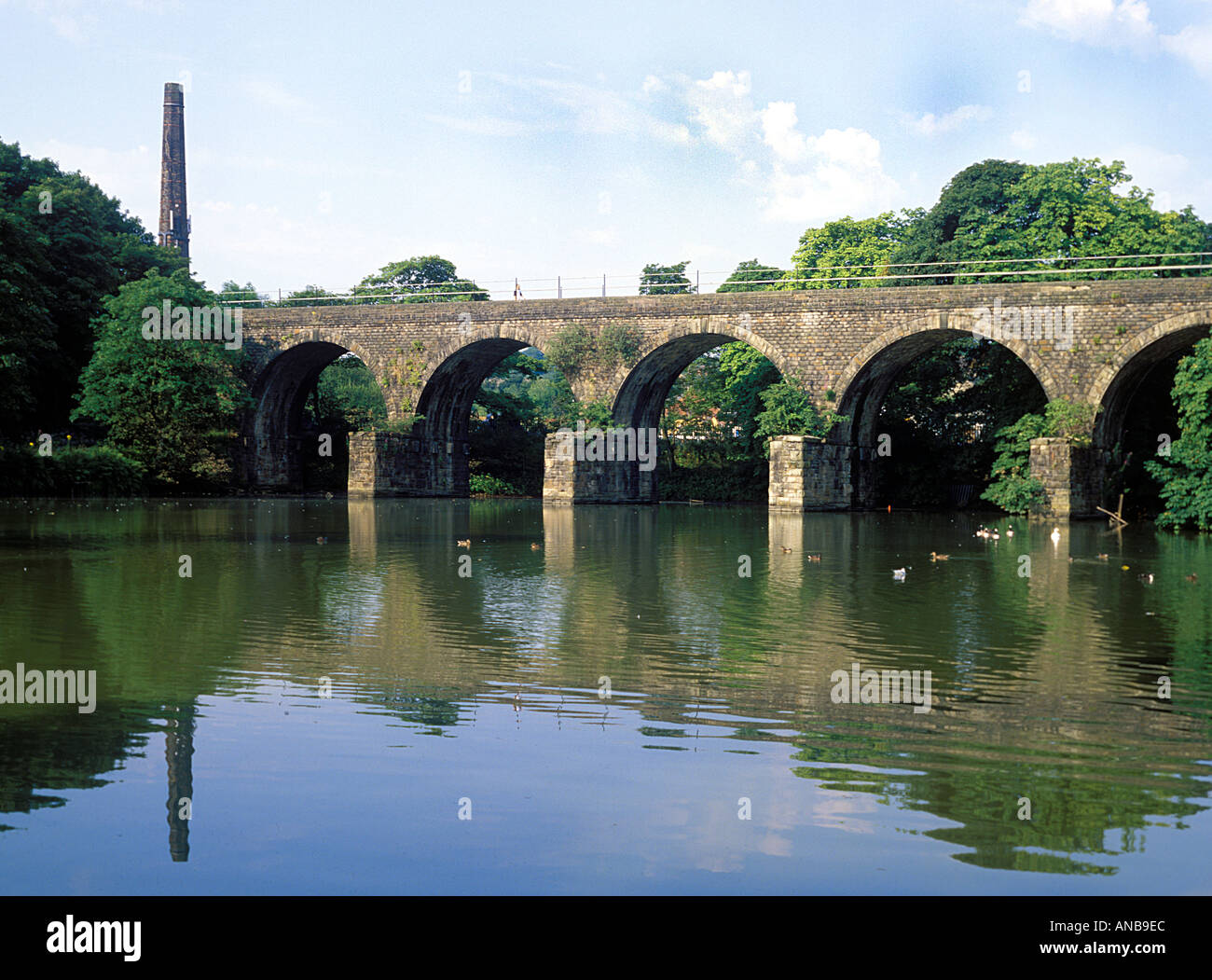 Sur le viaduc de Kirklees Kirklees trail une initiative d'utiliser un réseau ferroviaire redondant pour les loisirs Bury Greater Manchester UK Banque D'Images