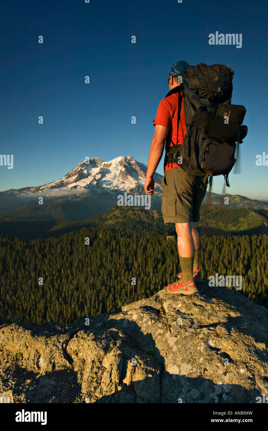 Backpacker et Mt Rainier au coucher du soleil Banque D'Images