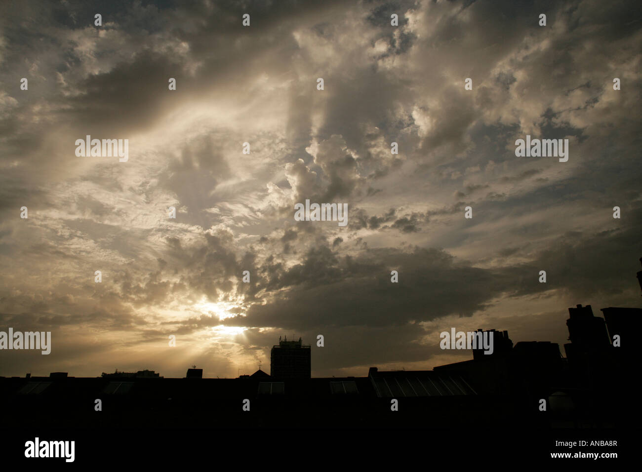 Le soleil traversant les nuages en colère sur un horizon de Londres en Angleterre Banque D'Images