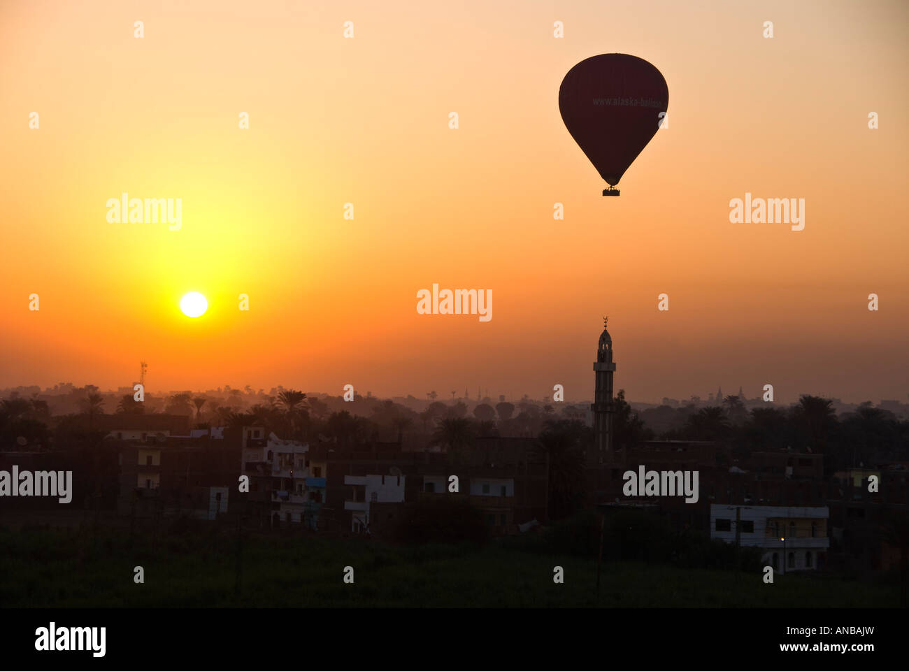 Ballon à aube sur minaret de la mosquée de Louxor à distance Banque D'Images