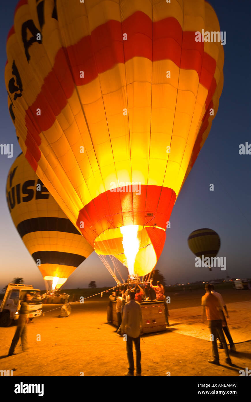 Égypte voyage en montgolfière au-dessus de la Cisjordanie de Nil à Louxor avec Viking compagnie locale de l'air se prépare à lancer à 4h Banque D'Images