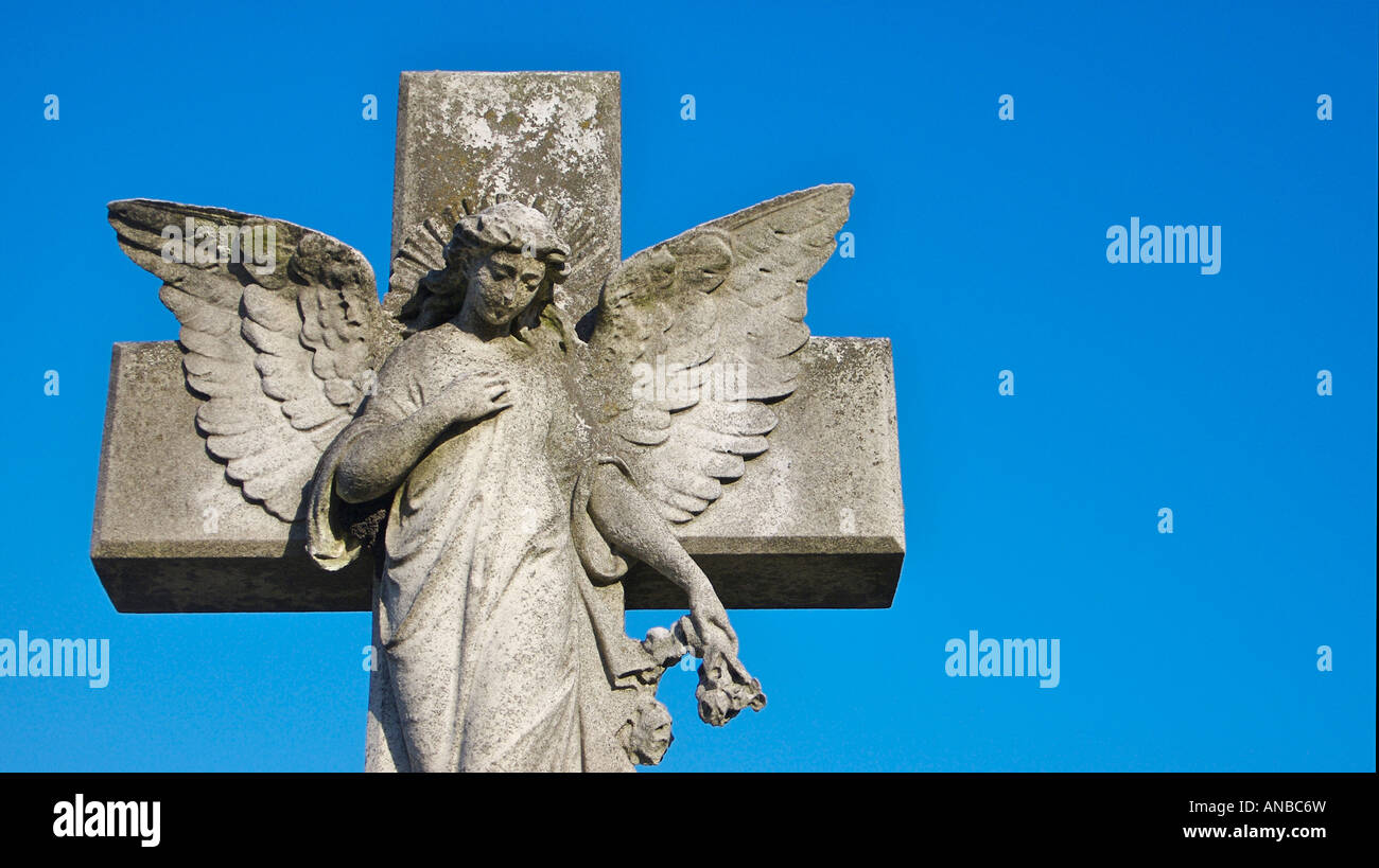 Angel et crucifix gothique victorien en pierre tombale cimetière de Brompton London England Banque D'Images