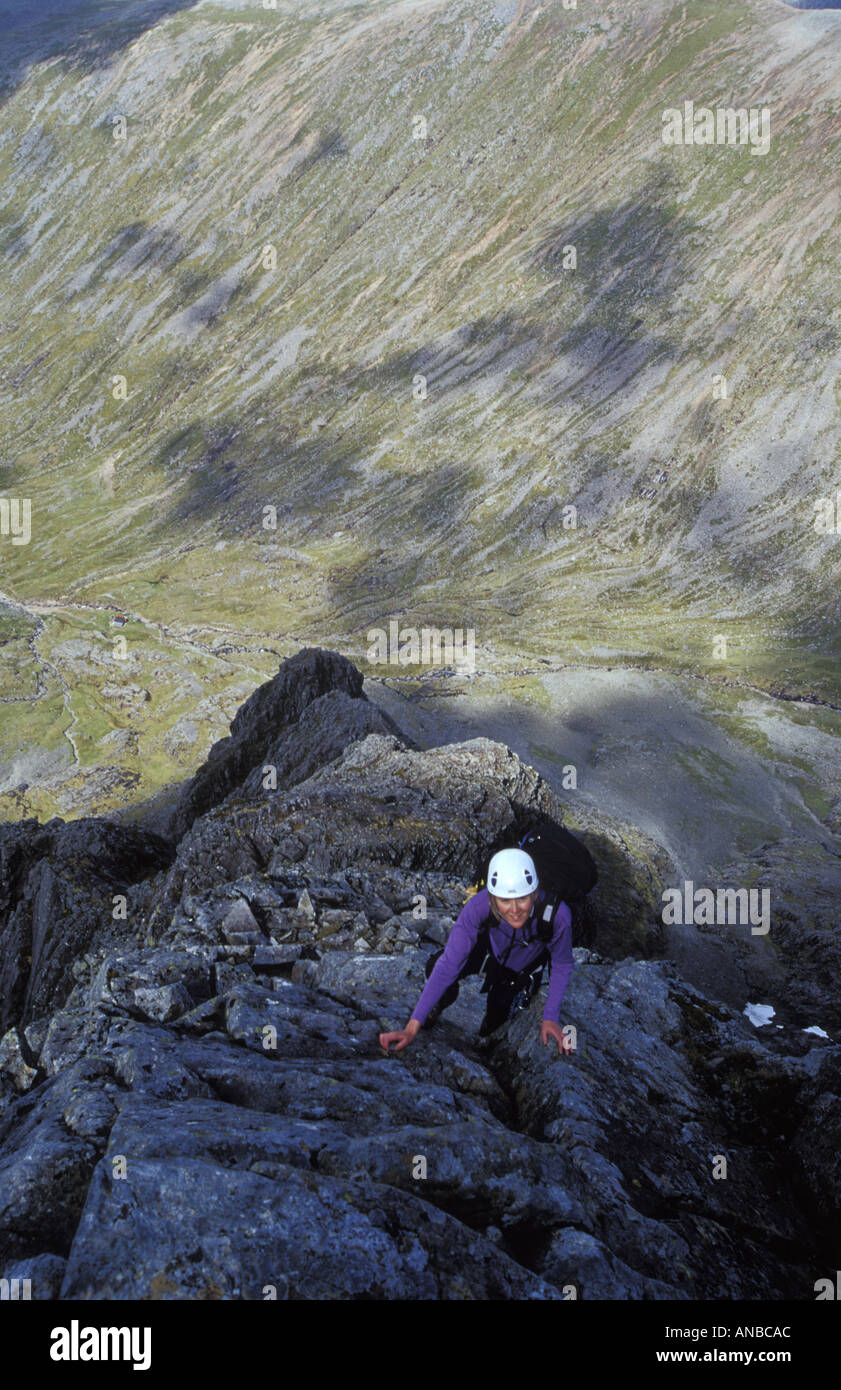 Climber sur Tower Ridge La face nord du Ben Nevis Highlands Ecosse Banque D'Images