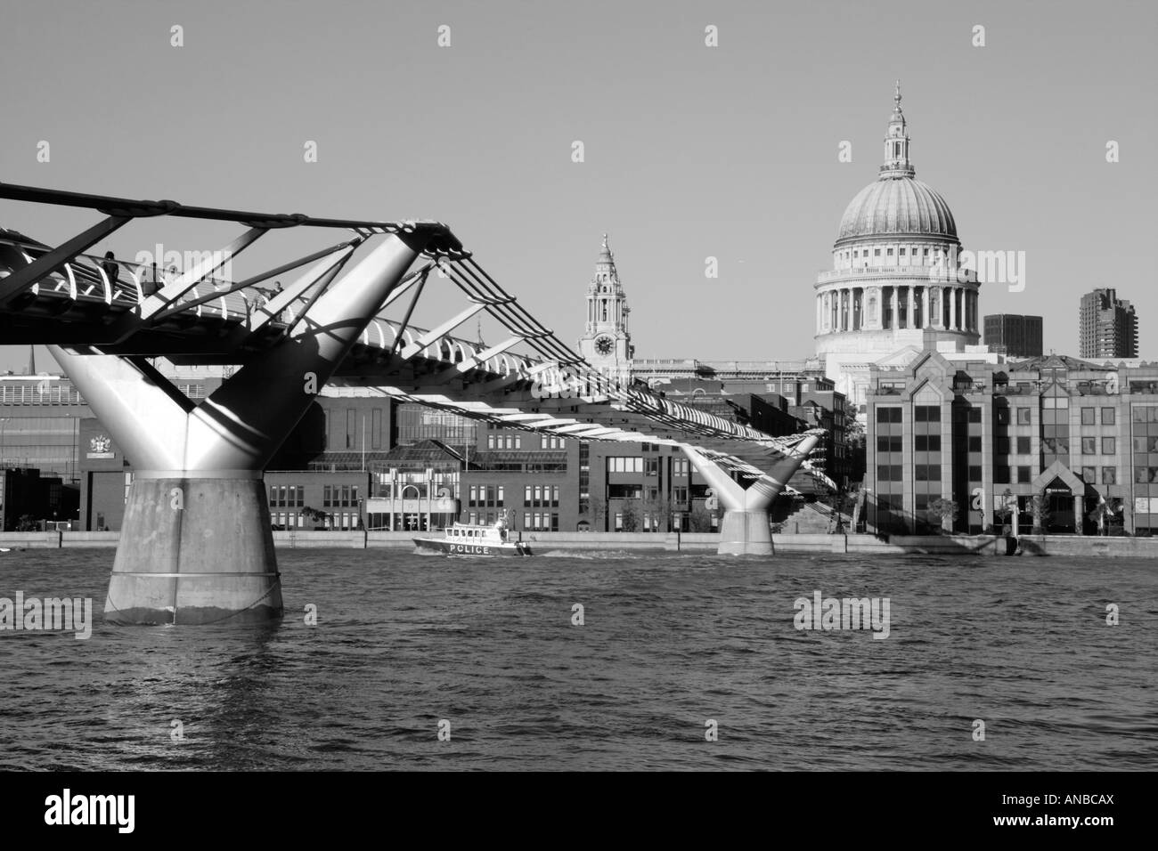 Le Millennium Bridge traversant la Tamise à Londres Angleterre tourné en noir et blanc Banque D'Images
