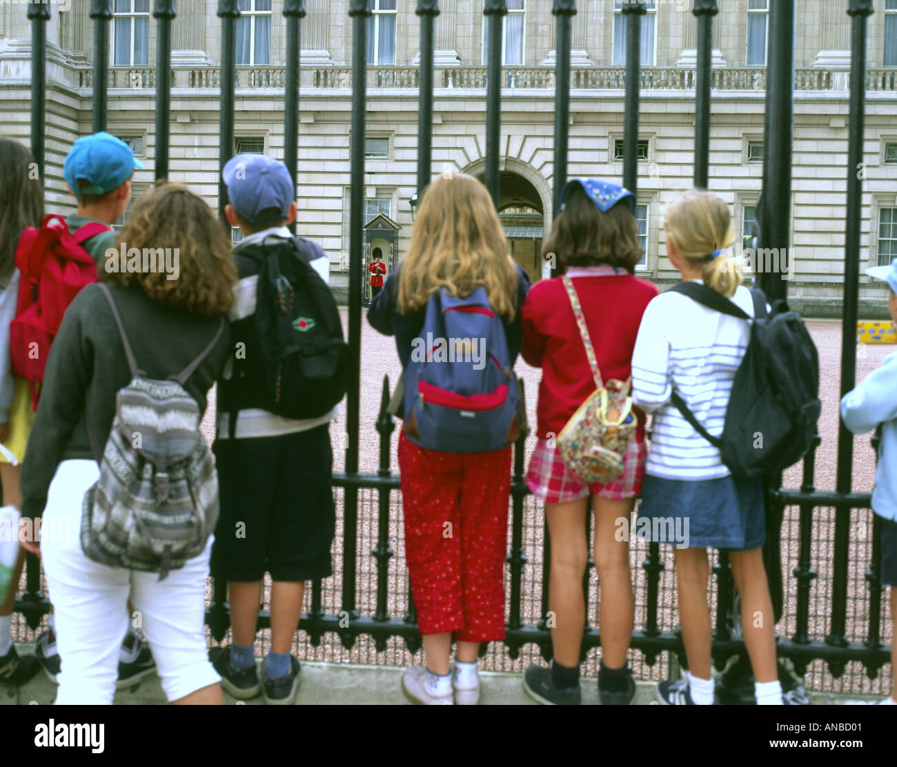 UK London jeunes visiteurs à Buckingham Palace gates Banque D'Images