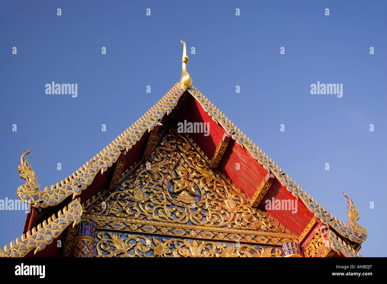 Asie du Sud-est, Thaïlande, Chiang Mai, avant--toits sculptés au Wat Chai Pra Kait (temple) Banque D'Images