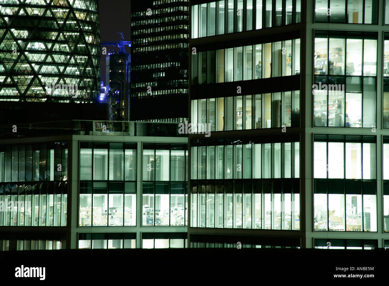 Les immeubles de bureaux dans la ville de Londres la nuit y compris le Swiss Re Building Banque D'Images