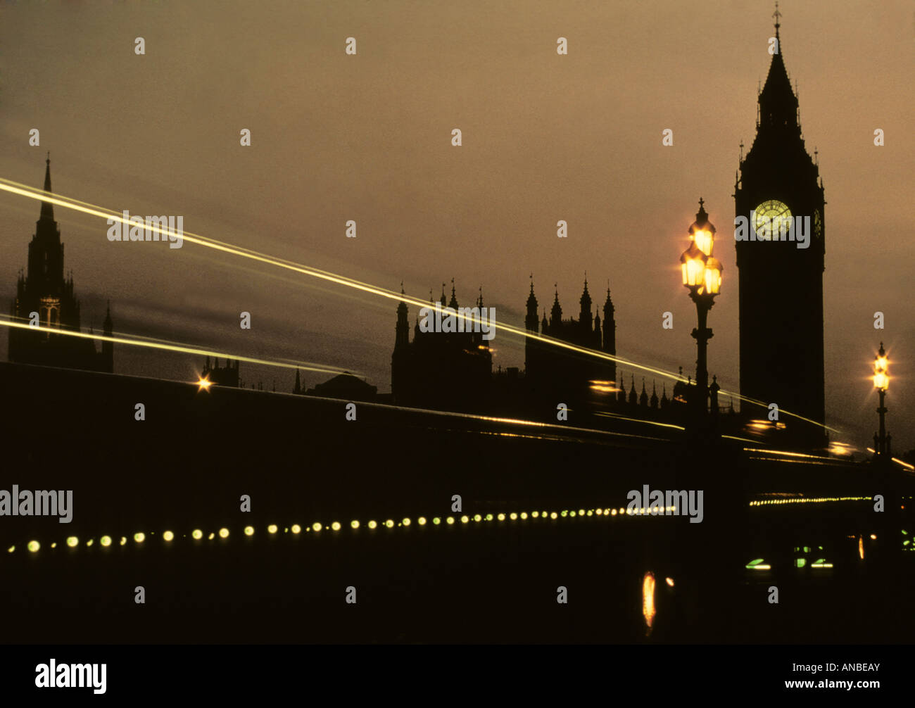 Des sentiers de lumière à partir d'un bus à double étage traversant le pont de Westminster en face du Grand Lit en Londres Banque D'Images