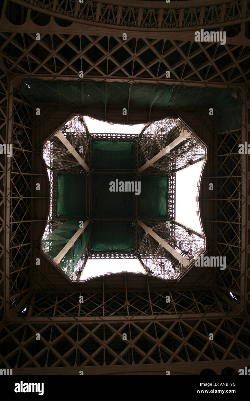 À la recherche dans la structure de la voler la tour Eiffel Banque D'Images