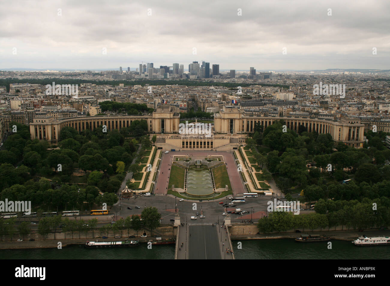 Vue de la Tour Eiffel du 16ème arrondissement et de la Défense Banque D'Images