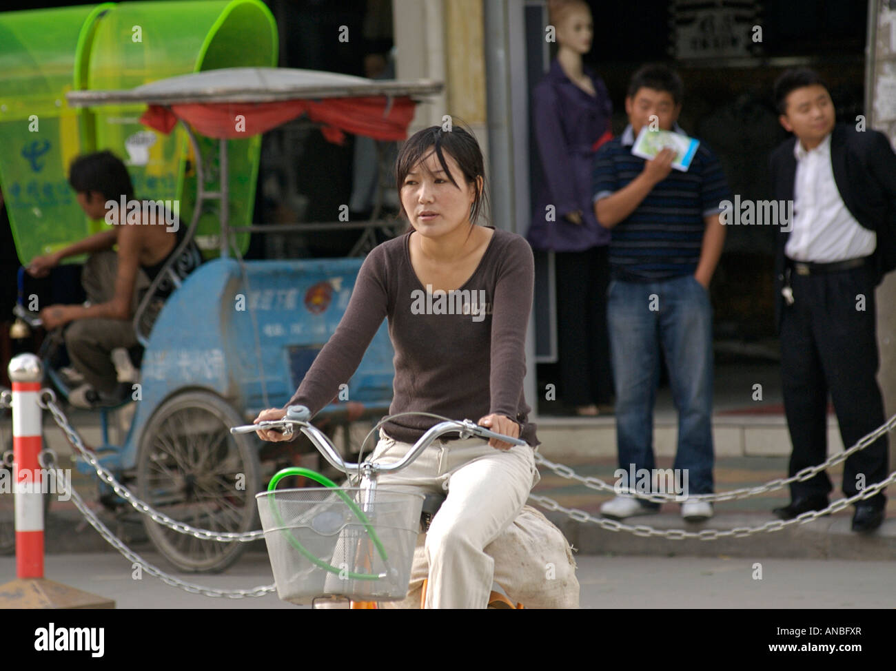 Vélo femme chinoise une location dans la ville de Luzhou Tibet Banque D'Images