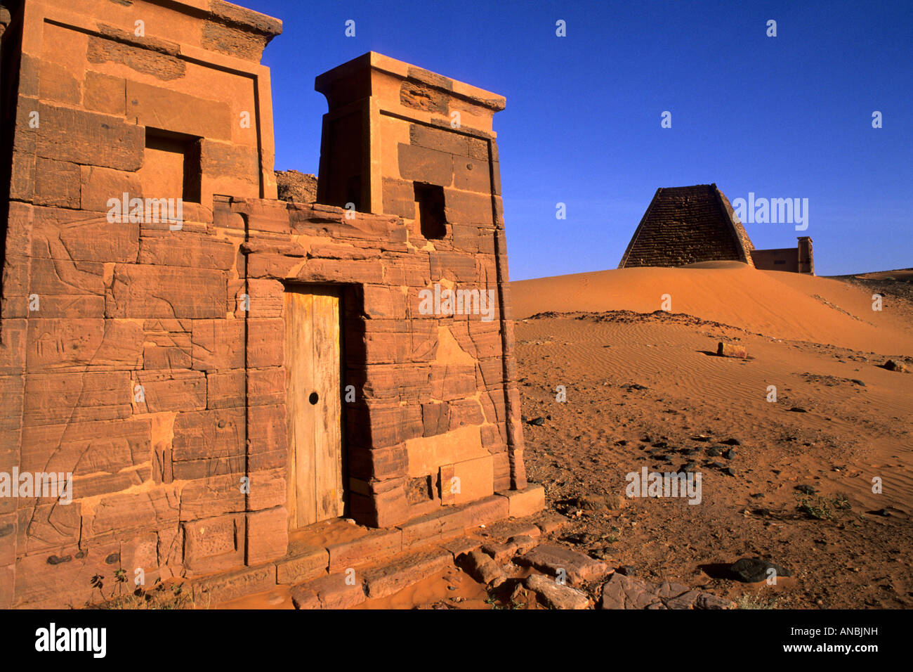 Un gros plan de l'entrée sur des tombes anciennes à des pyramides de Méroé dans le désert du Sahara Banque D'Images