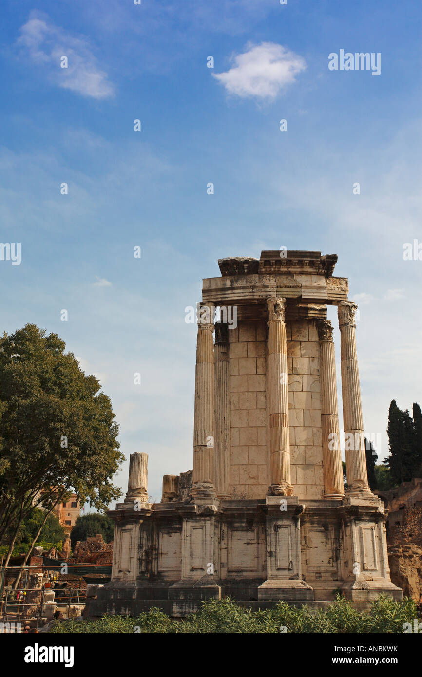 Les vestiges du Temple de Vesta, le Forum Romain, Rome, Italie Banque D'Images