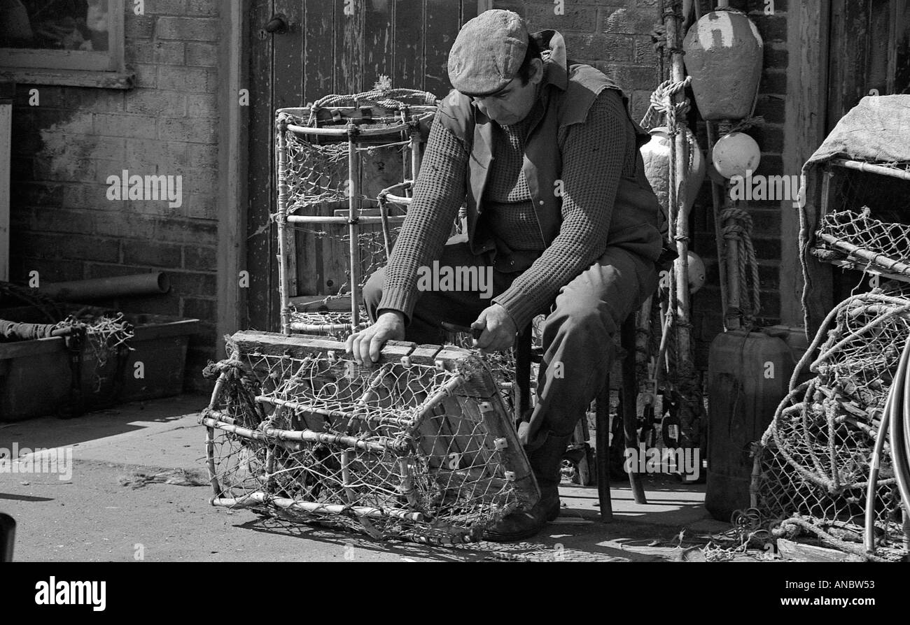 Vieil homme à vendre la réparation Lobster Pot sur jetée à Bridlington Banque D'Images