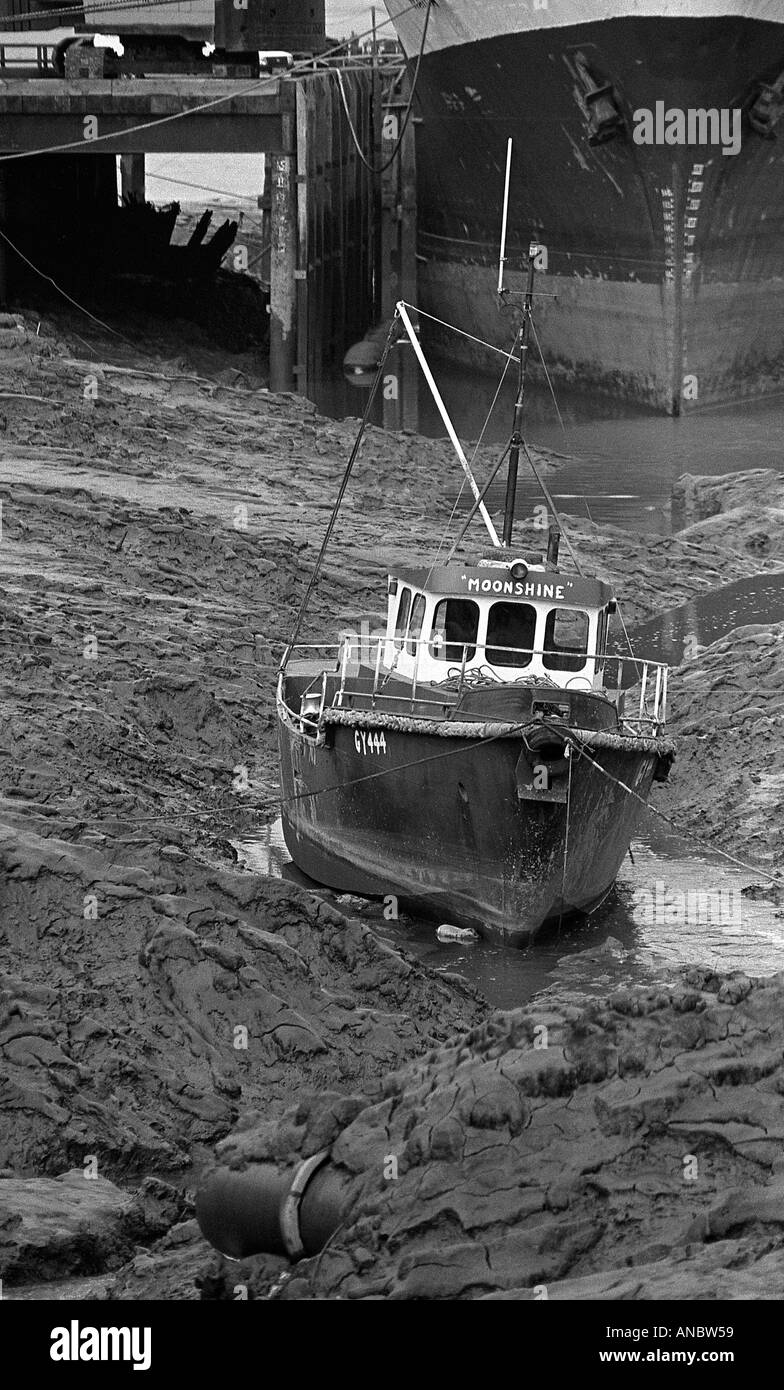 Les petits bateaux sur l'estuaire dans les vasières à marée basse Banque D'Images