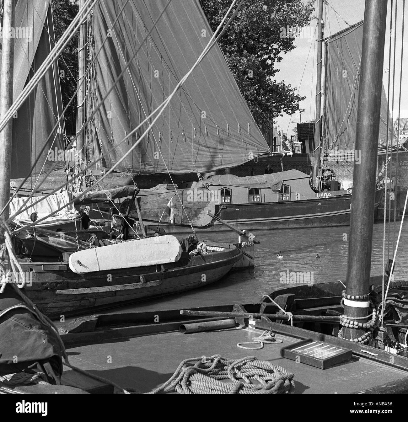 Old Dutch typiques barges à voile sur la Zuider Zee à Volundam en Hollande Banque D'Images