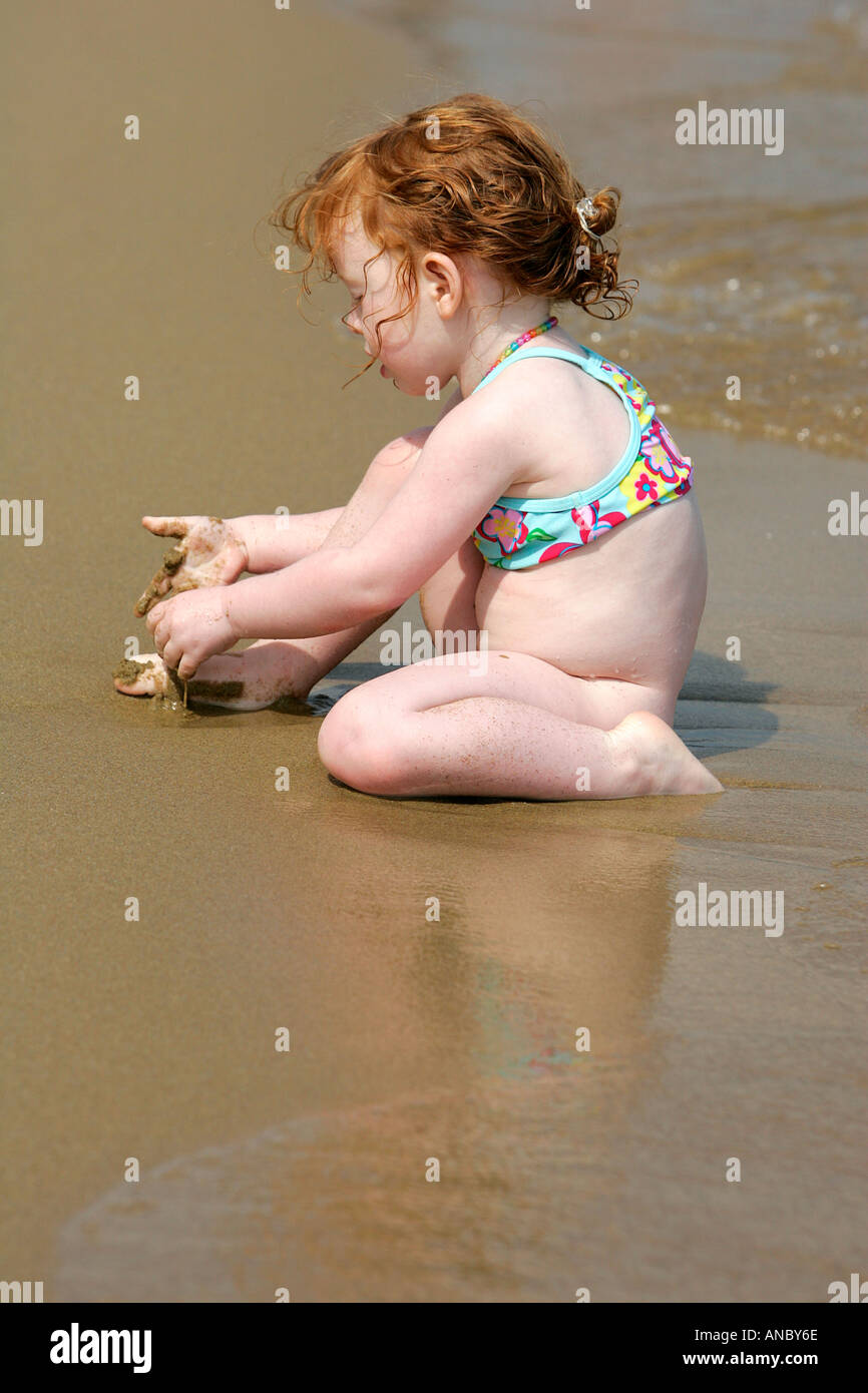 Les Enfants Jouer Sur La Plage De Sable Pour Bebe Garcon Fille Bebe Enfant Enfants De Personnes De Race Blanche De Vie Heureuse Jeunesse Jeune Personne Pr Photo Stock Alamy