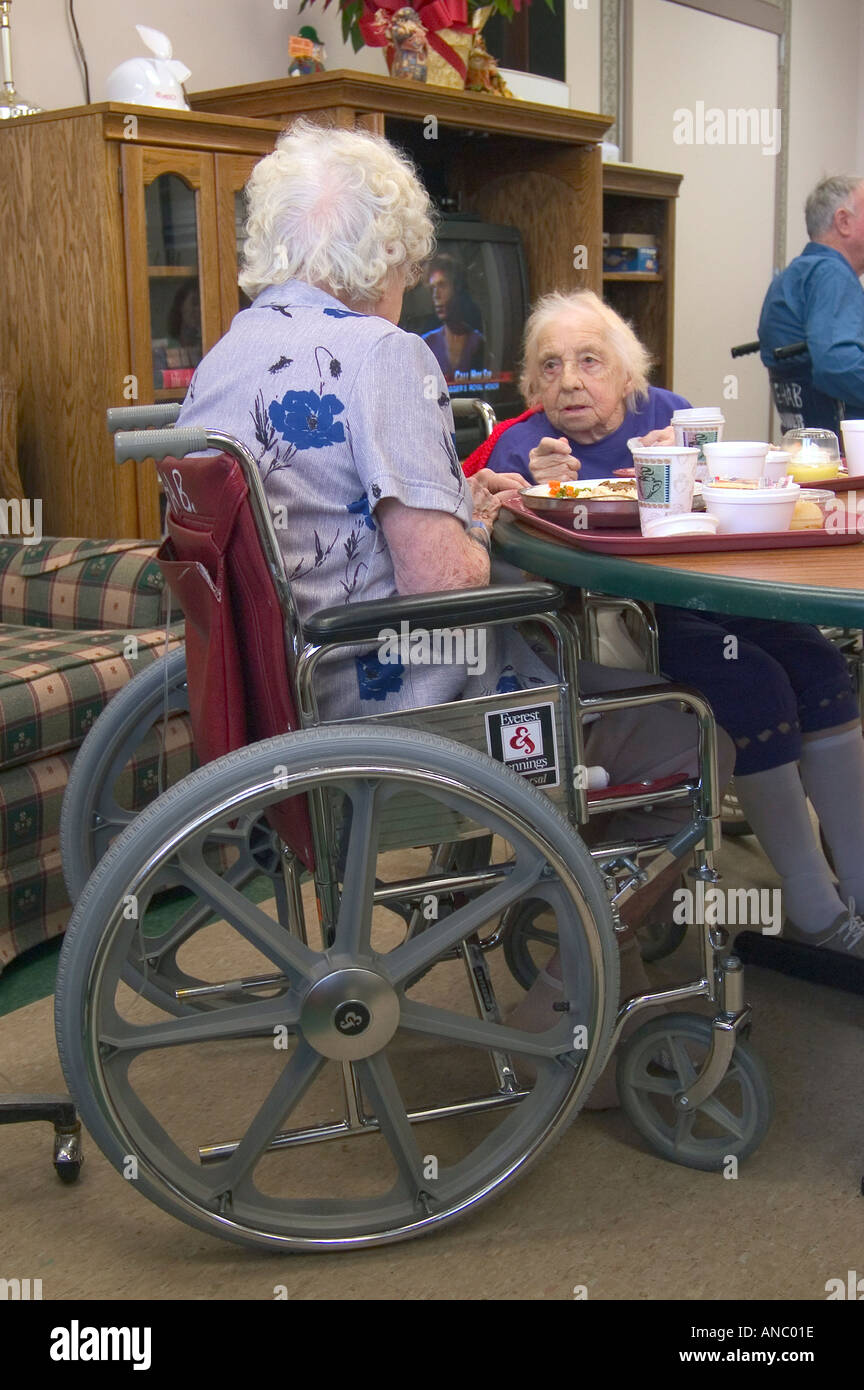 Senior Female réhabilite après avoir subi un accident vasculaire cérébral Banque D'Images