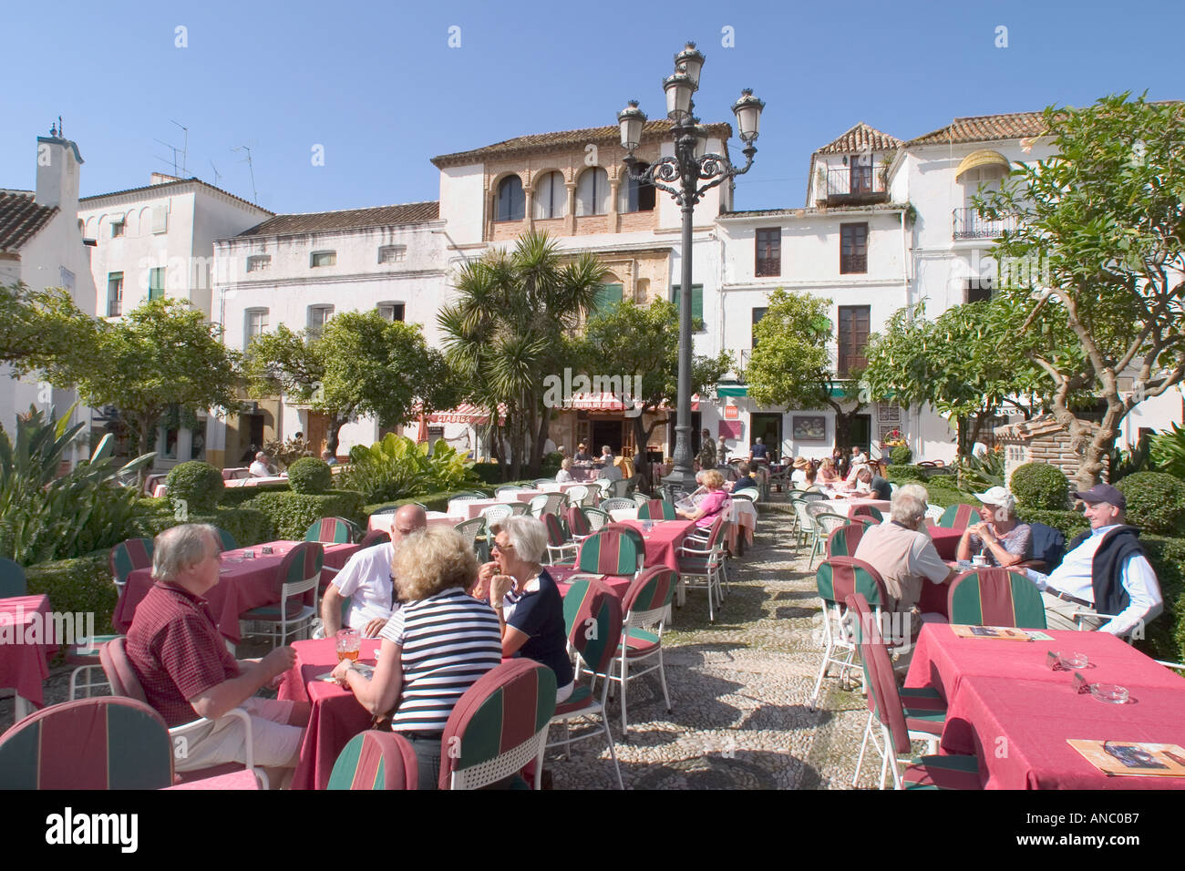 Marbella Costa del Sol Espagne Cafe la vie dans le carré orange Banque D'Images