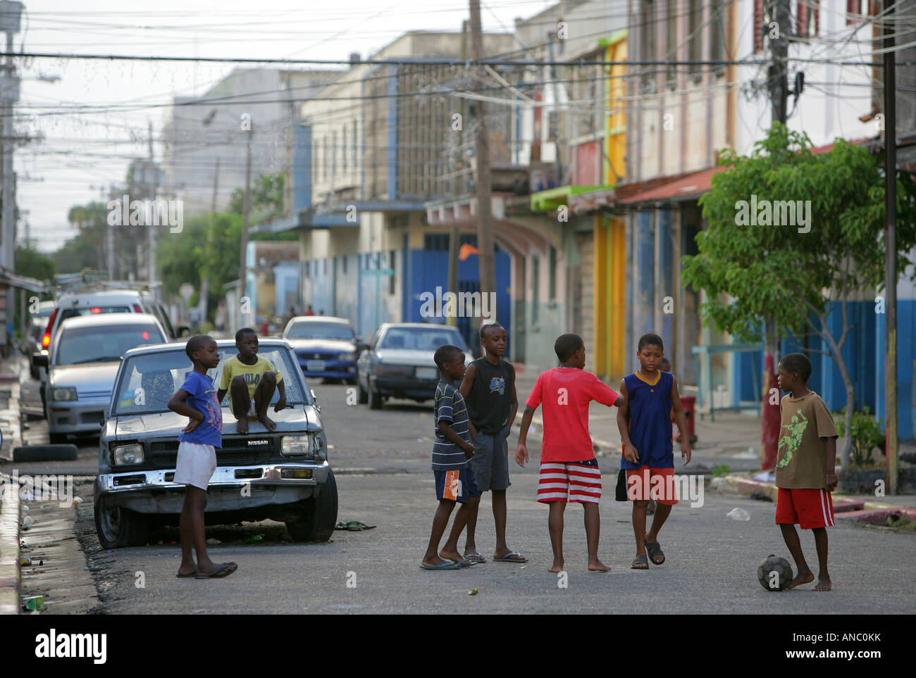 Kingston, Jamaïque des enfants qui jouent au soccer dans le centre