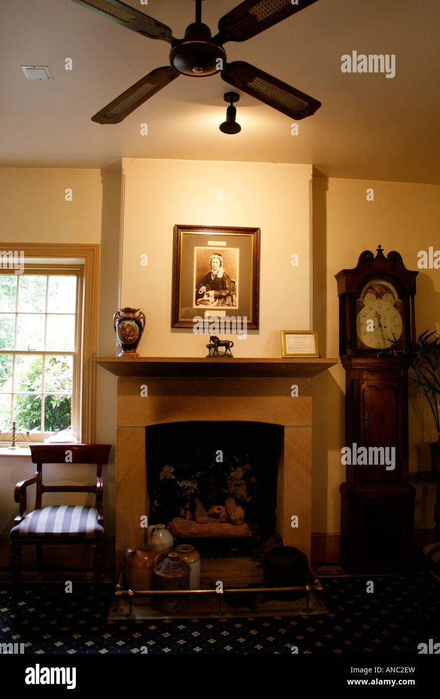 Salon de l'intérieur à Rockend accueil onetime Cottage de Banjo Paterson A.B. avec portrait de la grand-mère maternelle Banque D'Images