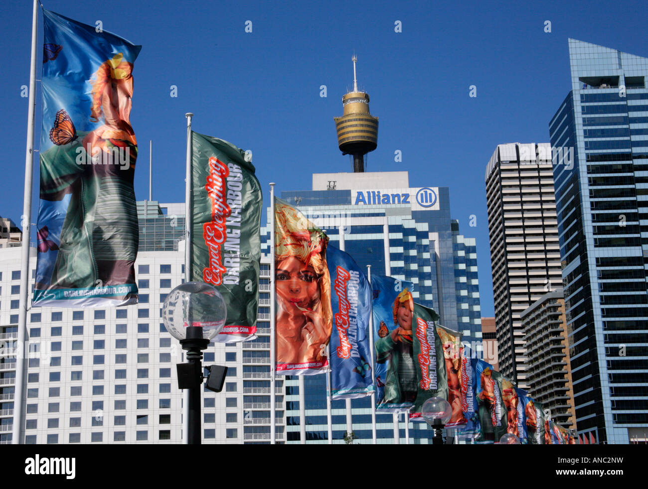 Sydney, Darling Harbour Bridge avec les drapeaux contre ciel bleu vif et moderne, les bâtiments commerciaux d'Tour de Sydney sur l'horizon. Banque D'Images