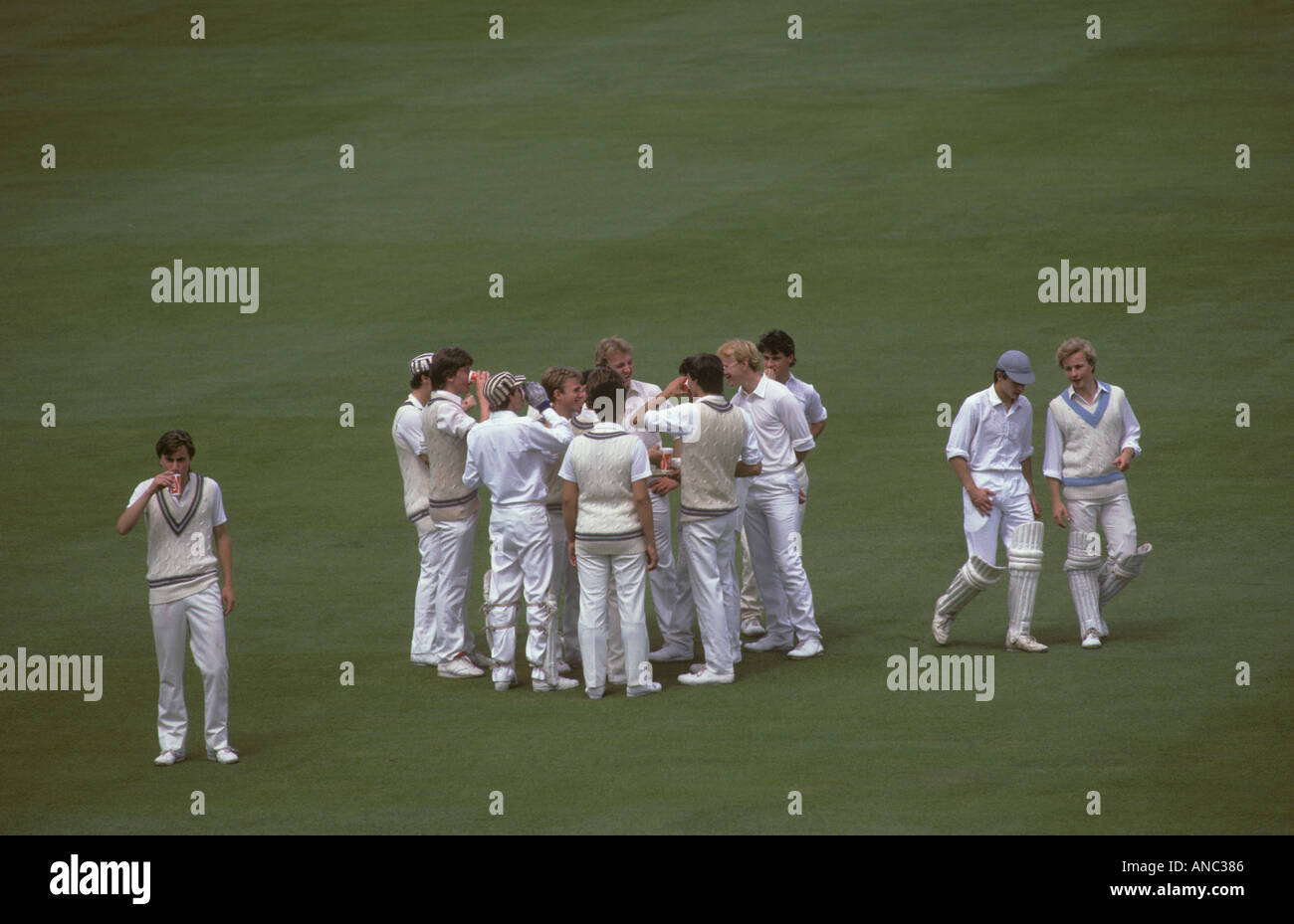 Private Education UK. Lords cricket Ground St Johns Wood Londres Angleterre. Match de cricket Eton Harrow Royaume-Uni Royaume-Uni des années 1980 Royaume-Uni HOMER SYKES Banque D'Images