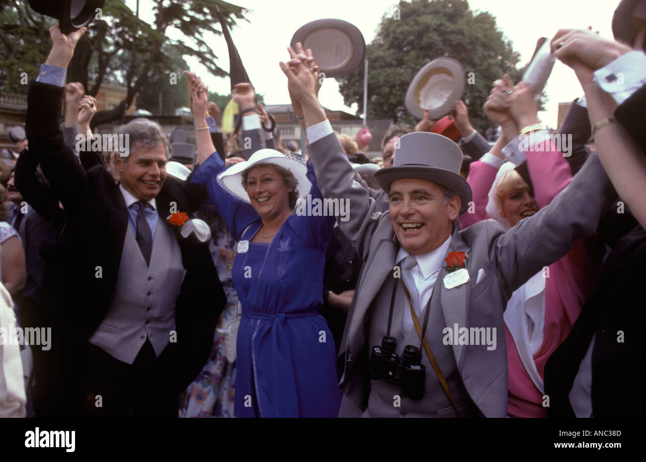 Chant Land of Hope et Glory autour du kiosque à musique à la fin de la course Royal Ascot England Berkshire UK 1980s 1985 UK HOMER SYKES Banque D'Images